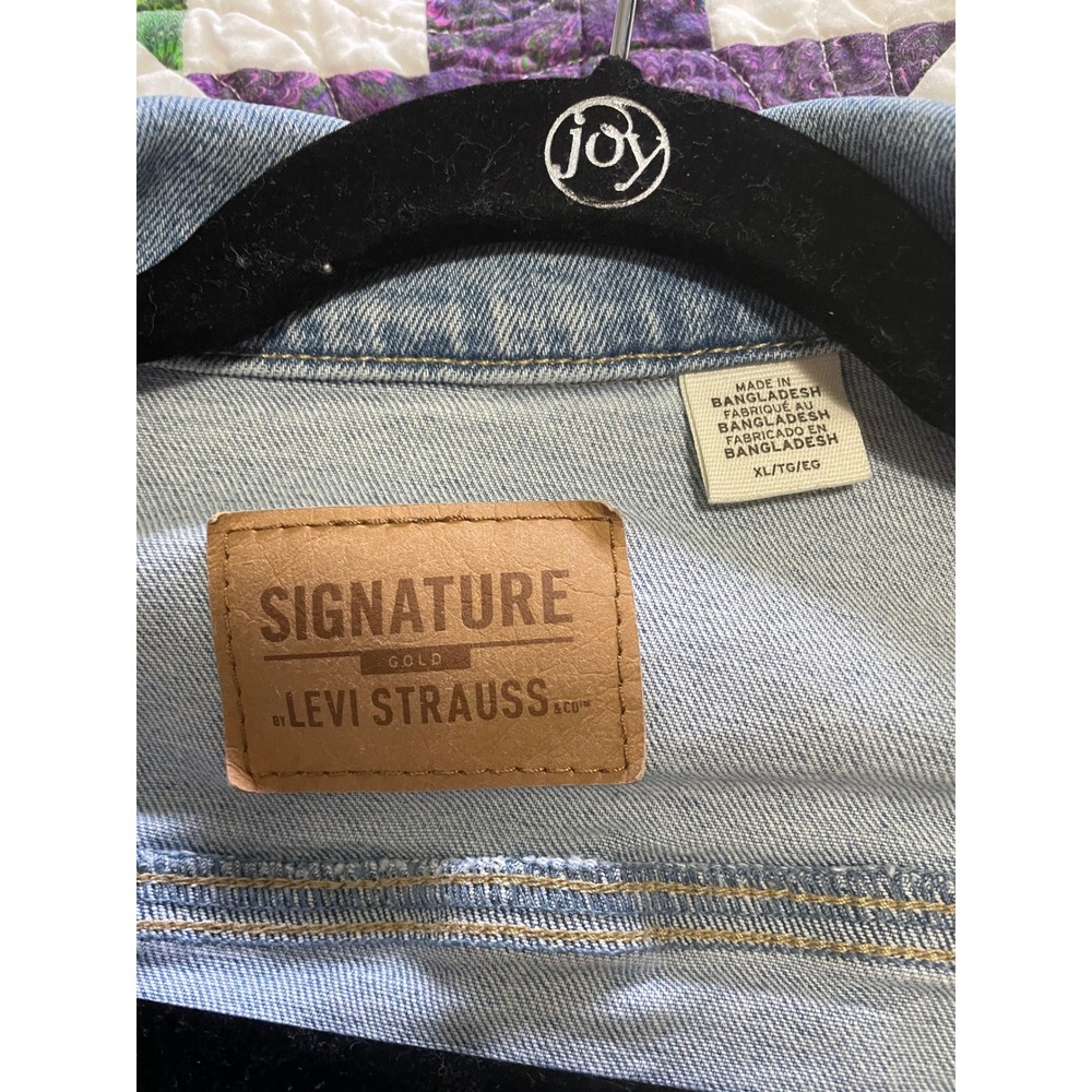 Signature by Levi Strauss Gold Women's Light Wash Denim Trucker Jacket XL - Picture 3 of 3